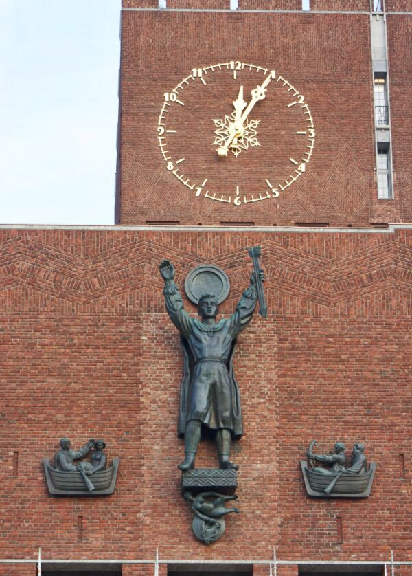 Foto av St. Hallvard-skulpturen på Rådhusets fasade.