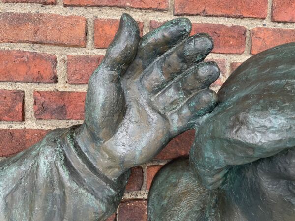 Nærbilde av en del av skulpturgruppen St. Hallvard på Rådhusets fasade.