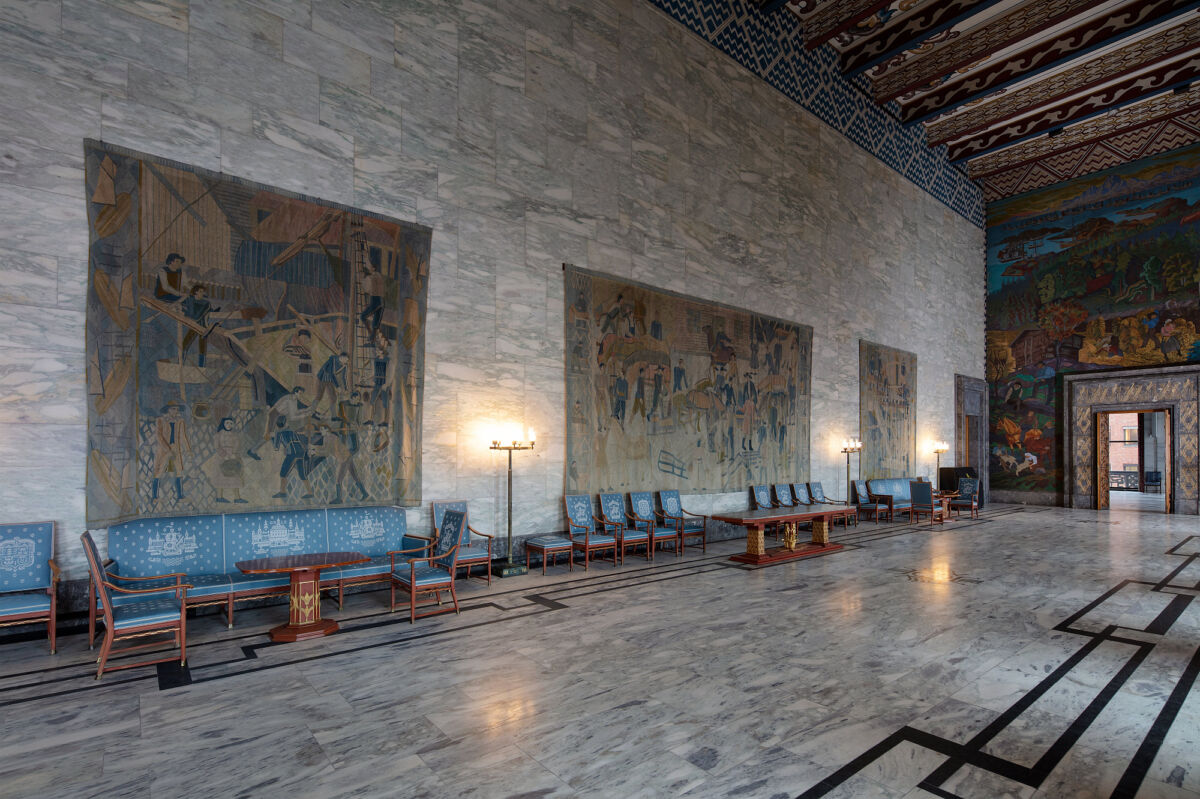 Nærfoto av tekstilverk av Kåre Michael Johan Jonsborg i Rådhuset.