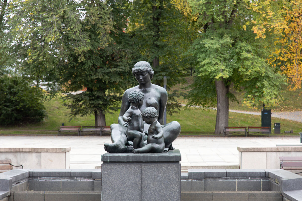 Foto av skulptur av Per Hurum foran Rådhuset, Rådhusplassen