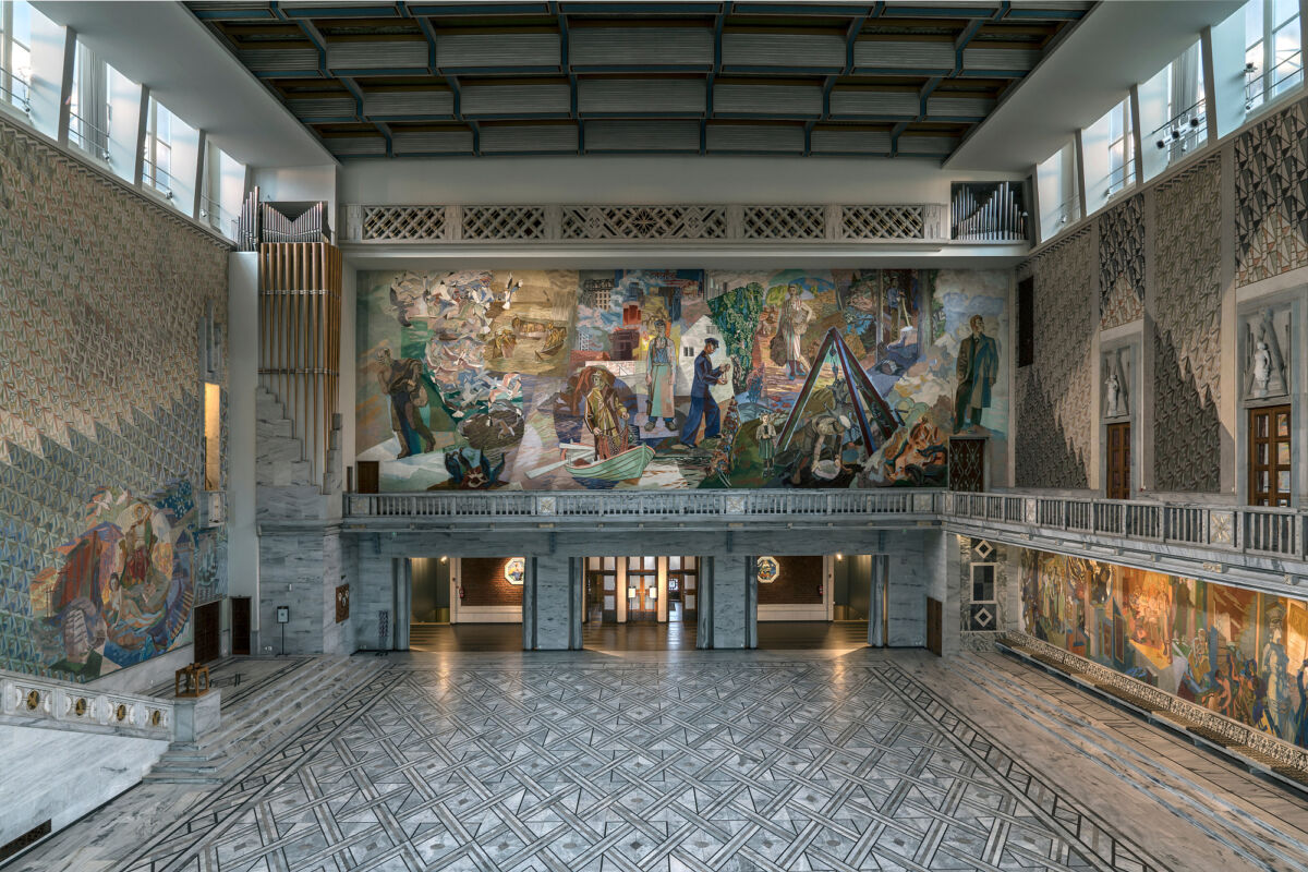 Foto av rådhushallen med kunst