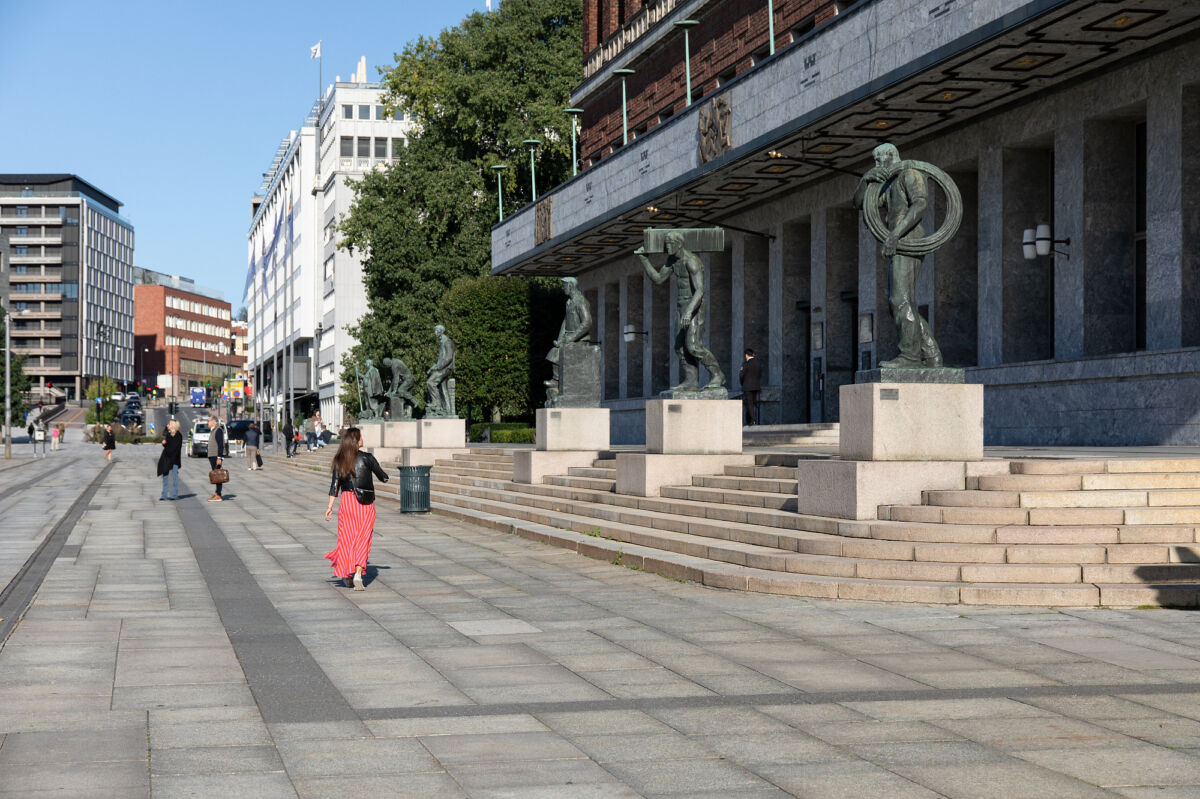 Foto av skulpturer av Per Palle Storm foran Oslo Rådhus, Rådhusplassen