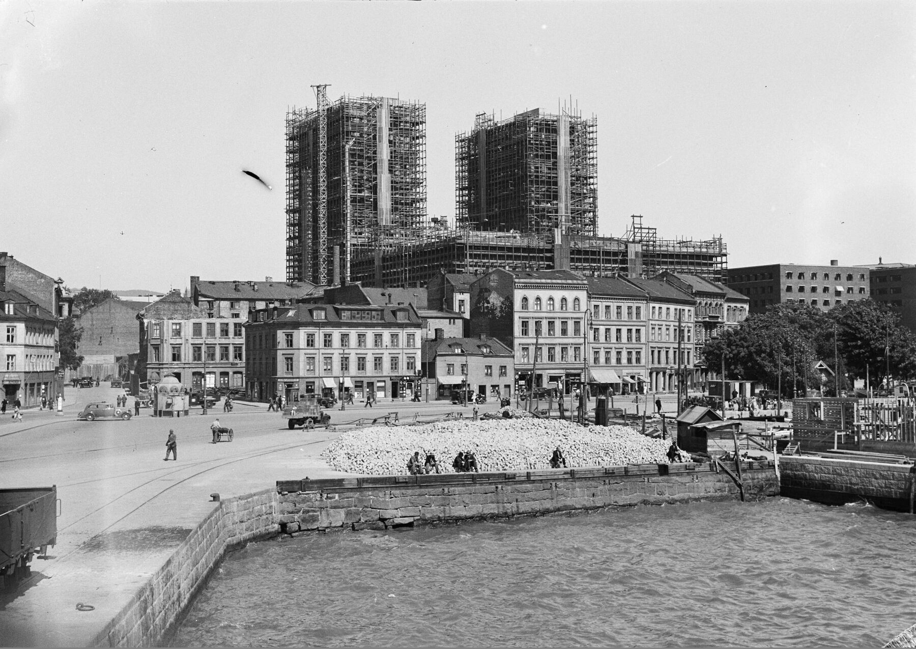 Foto av bygging og oppføring av Rådhuset fra havnen