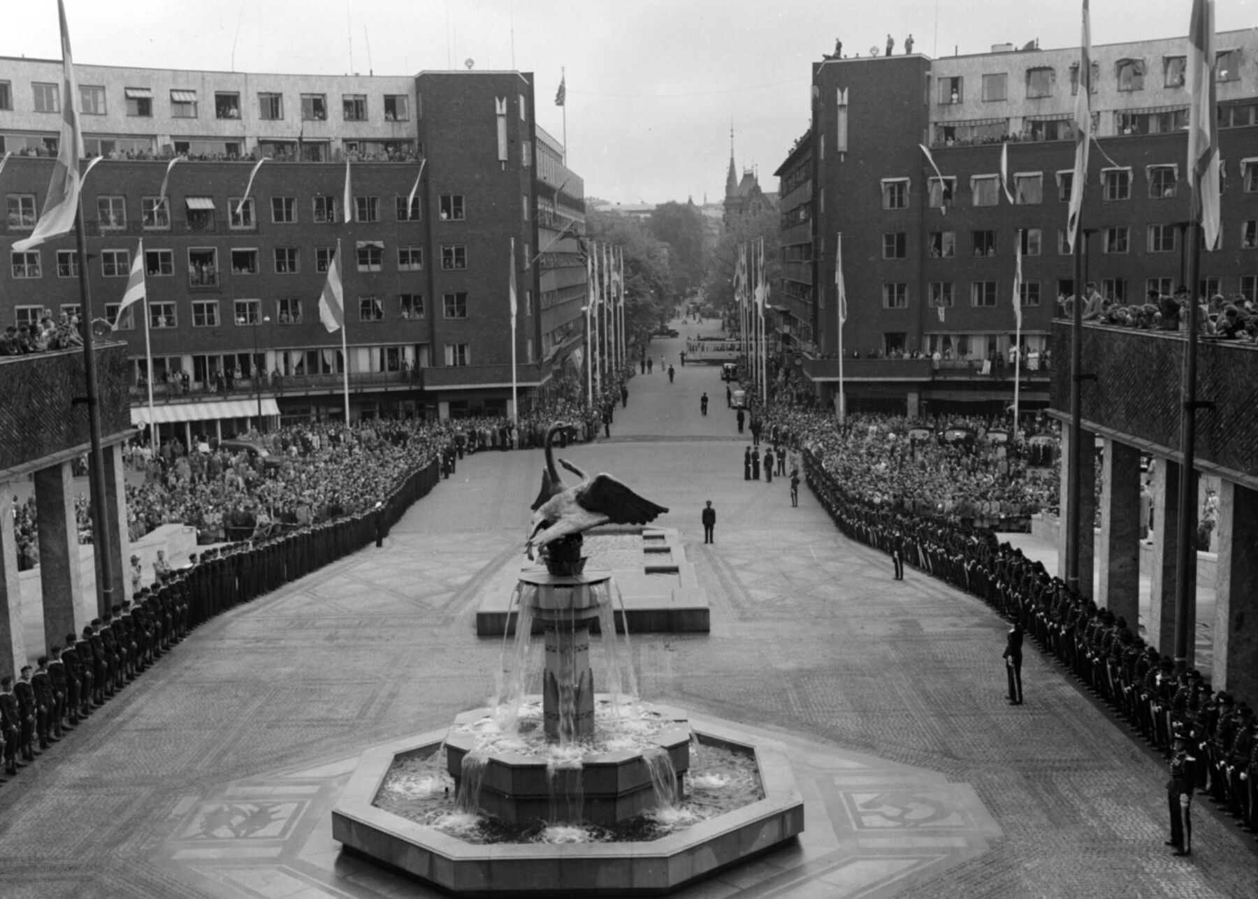 Foto av rådhusplassen på åpningsdagen av rådhuset 1950