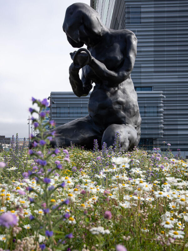 Foto av skulpturen Moren av Tracey Emin