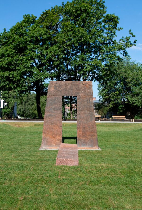 Foto av Portalen, skulptur i Klosterenga park
