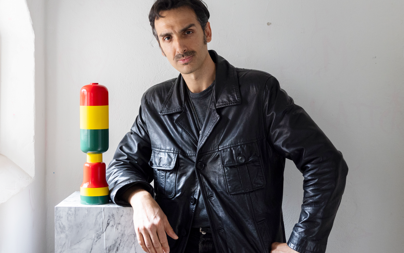 Foto av Sayed Sattar Hasan med skulptur