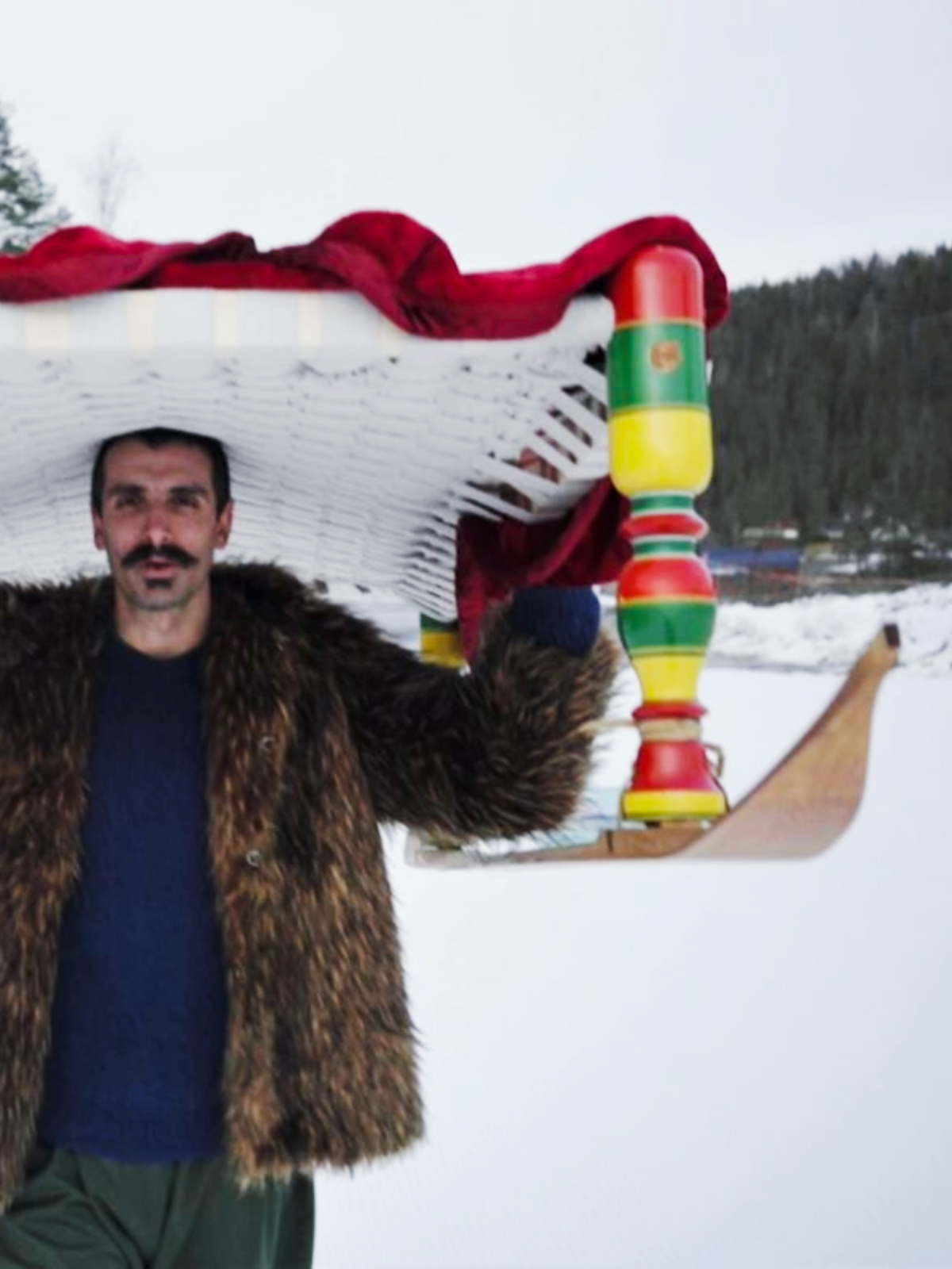 Foto av "Hasans kjelke" med kunstner Sayed Sattar Hasan