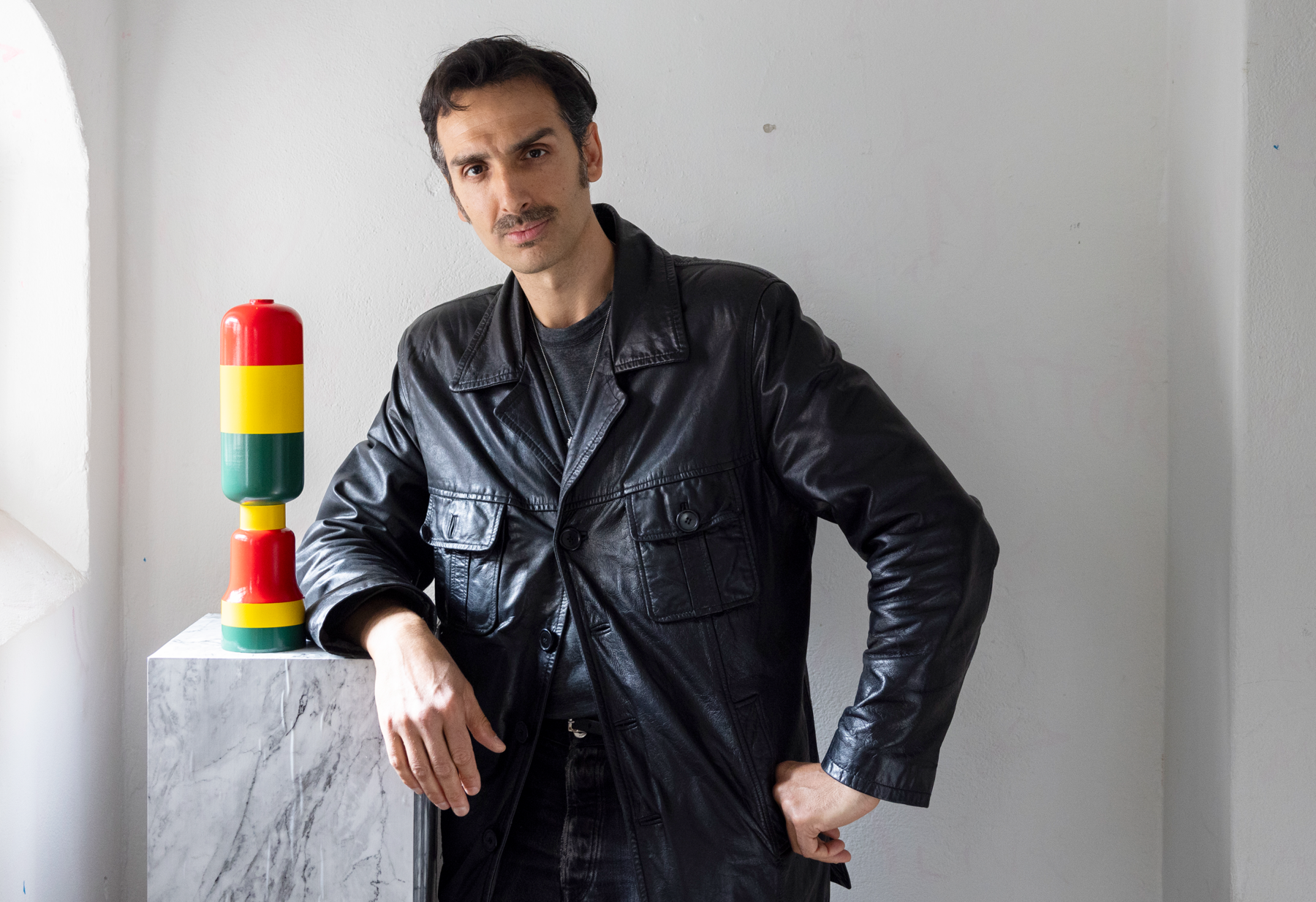 Foto av Kunstner Sayed Sattar Hasan med skulpturmodell. Foto av Dan Petter Neegaard