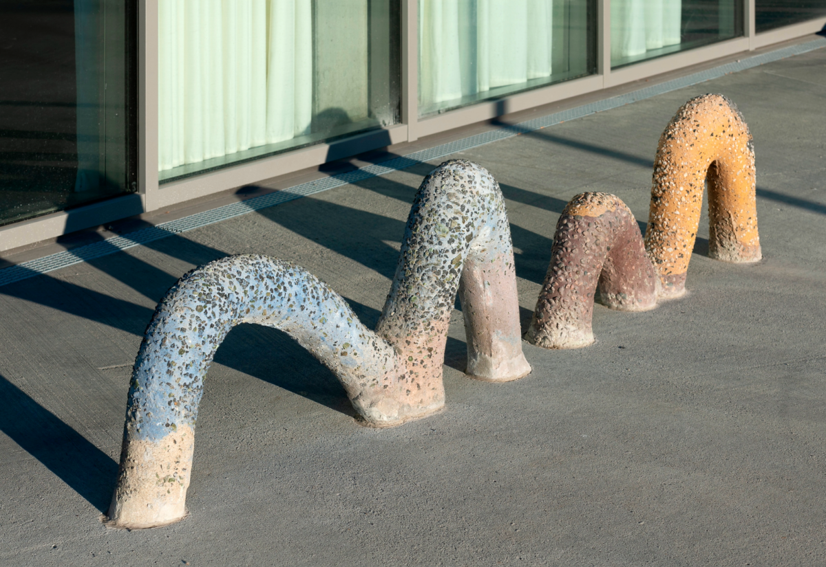 Foto av Sverre Gullesens skulptur Uten tittel (orm) (2024) ved Tøyenbadet. Foto: KUNSTDOK / Istvan Virag