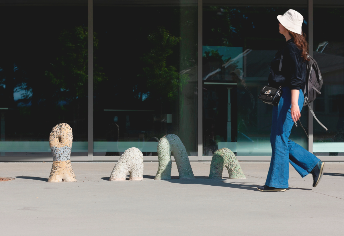 Foto av Sverre Gullesens skulptur Uten tittel (orm) (2024) ved Tøyenbadet. Foto: KUNSTDOK / Istvan Virag