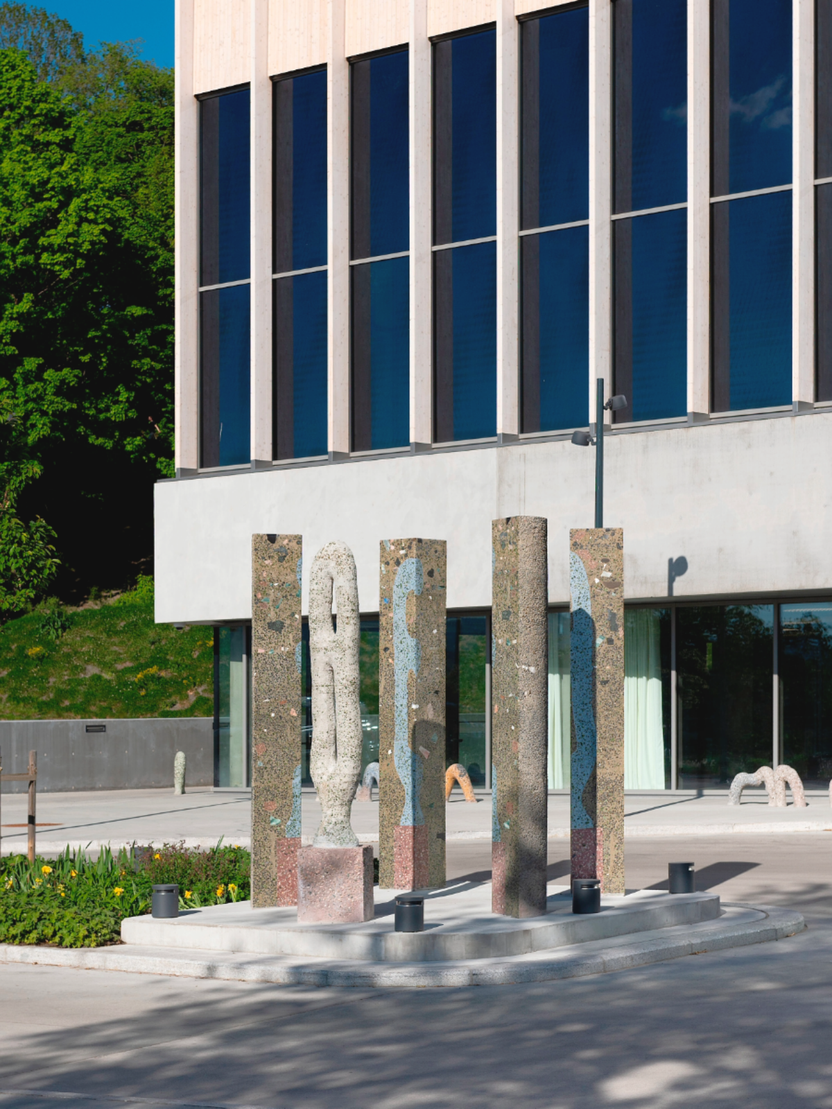 Foto av Sverre Gullesens skulptur Uten tittel (bauta) (2024) ved Tøyenbadet. Foto: KUNSTDOK / Istvan Virag