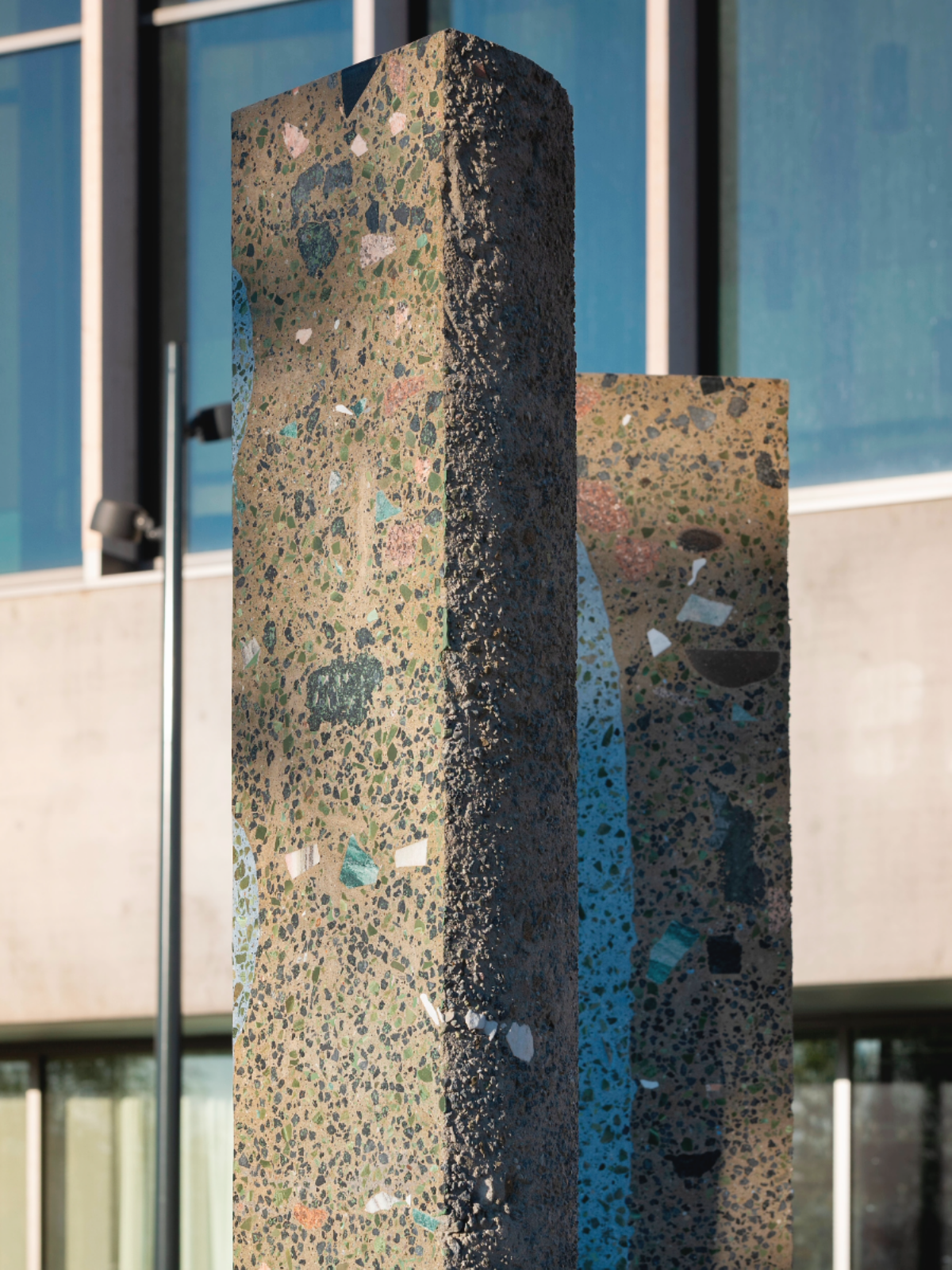 Foto av Sverre Gullesens skulptur Uten tittel (bauta) (2024) ved Tøyenbadet. Foto: KUNSTDOK / Istvan Virag
