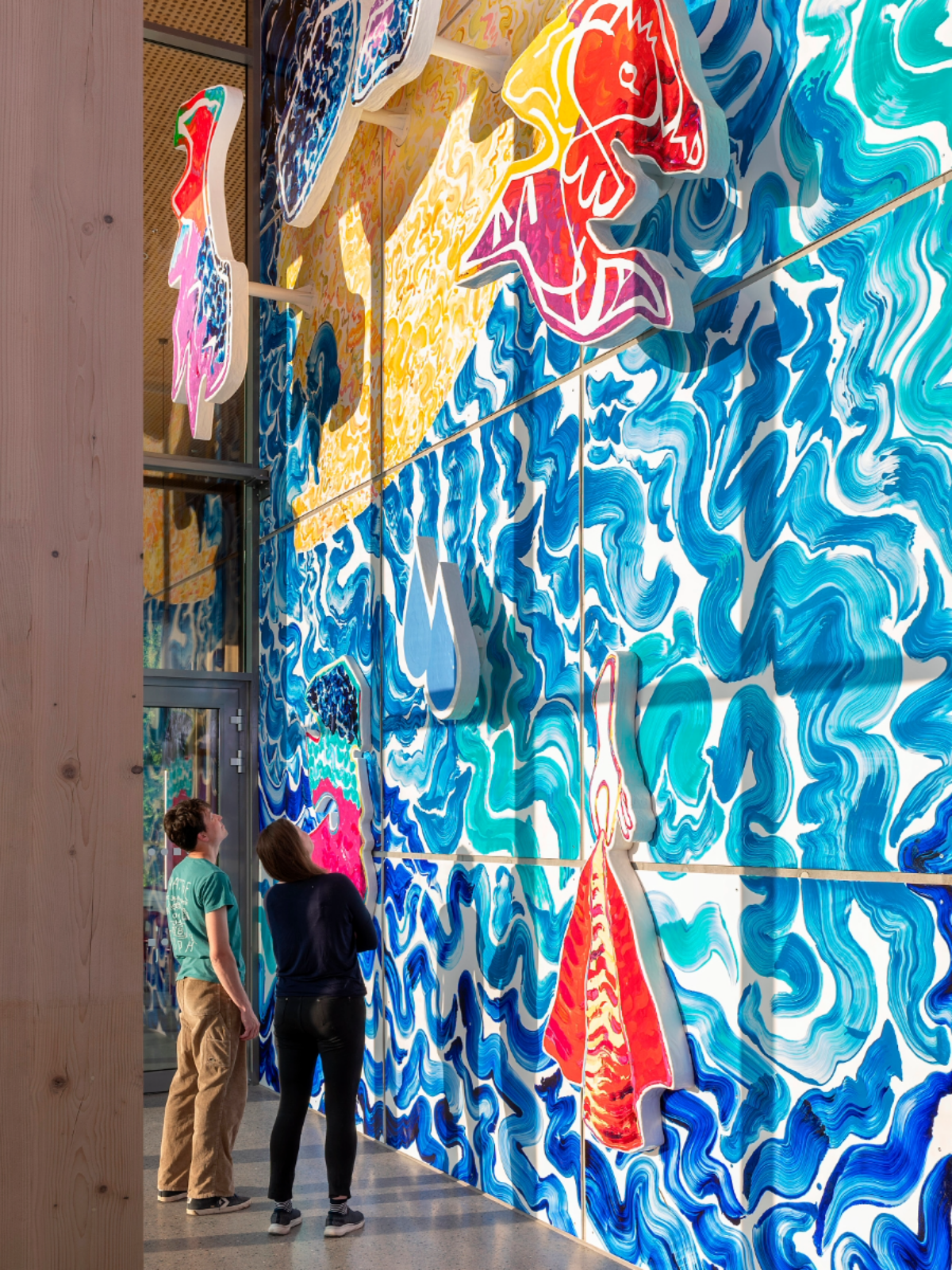 Foto av Ida Madsen Føllings skulptur Vektløs (2024) ved Tøyenbadet. Foto: KUNSTDOK / Istvan Virag