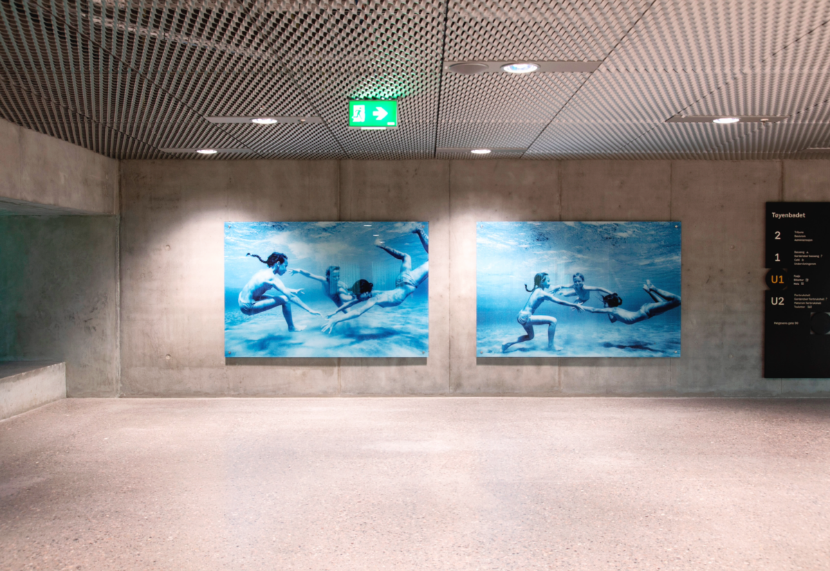 Foto av Heidi Wexelsen Goksøyr, Under overflaten (2010) på Tøyenbadet