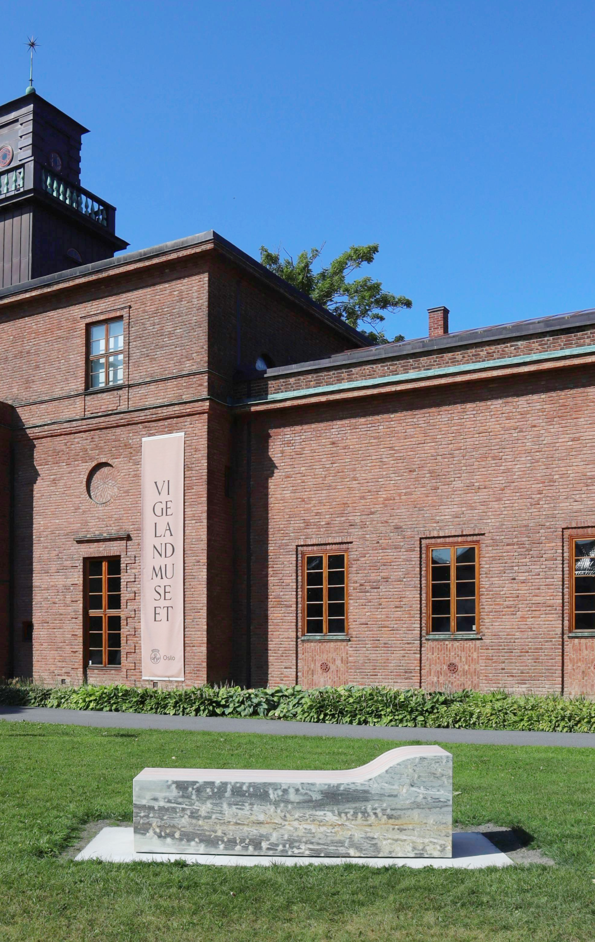Skulpturen "seng" av AK Dolven utenfor Vigelandsmuseet
