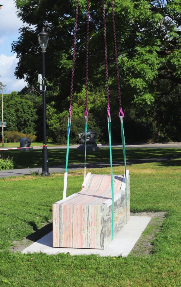 Skulpturen "seng" av AK Dolven utenfor Vigelandsmuseet, foto av Cat Werring Otnes