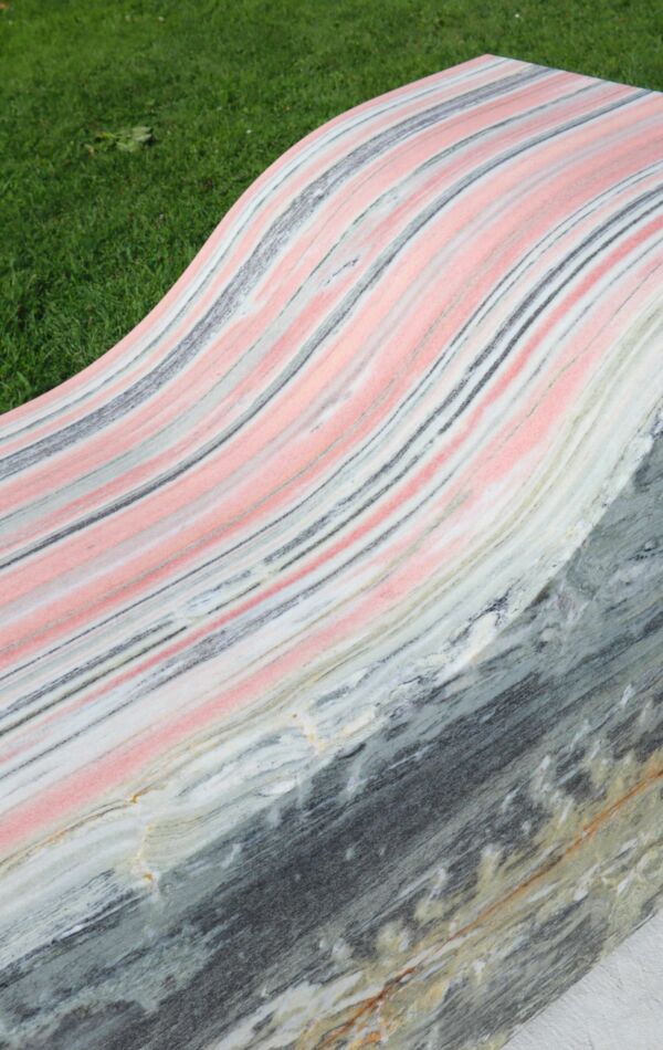 Skulpturen "seng" av AK Dolven utenfor Vigelandsmuseet, foto av Cat Werring Otnes