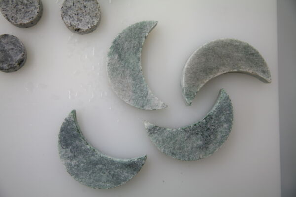 Foto av steinprøver liggende på et bord.