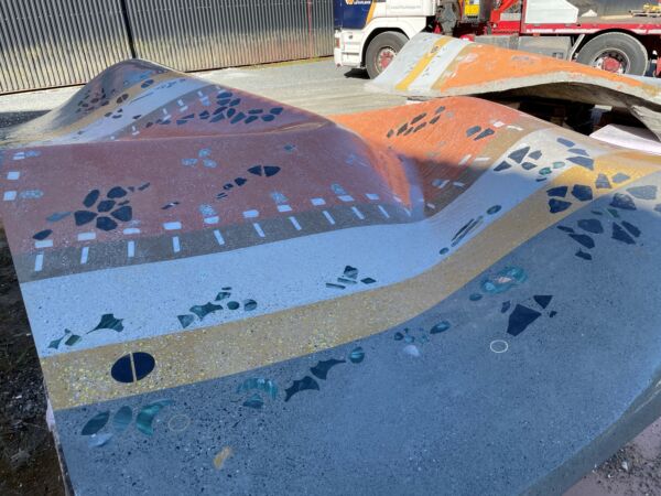 Nærbilde av detaljer på en steinskulptur