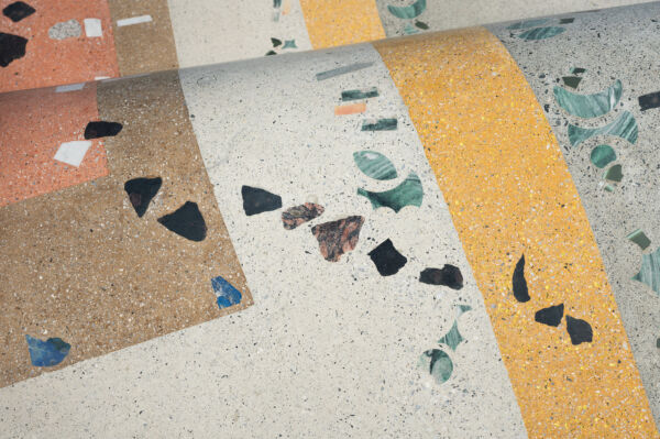 Nærbilde av Viel Bjerkeset Andersens skulpturelle teppe Mellomlanding fra 2024.