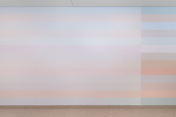 Foto av Marianne Brekkes veggmaleri ET ØYEBLIKK FRA TAKETS UTSIKT fra 2024.