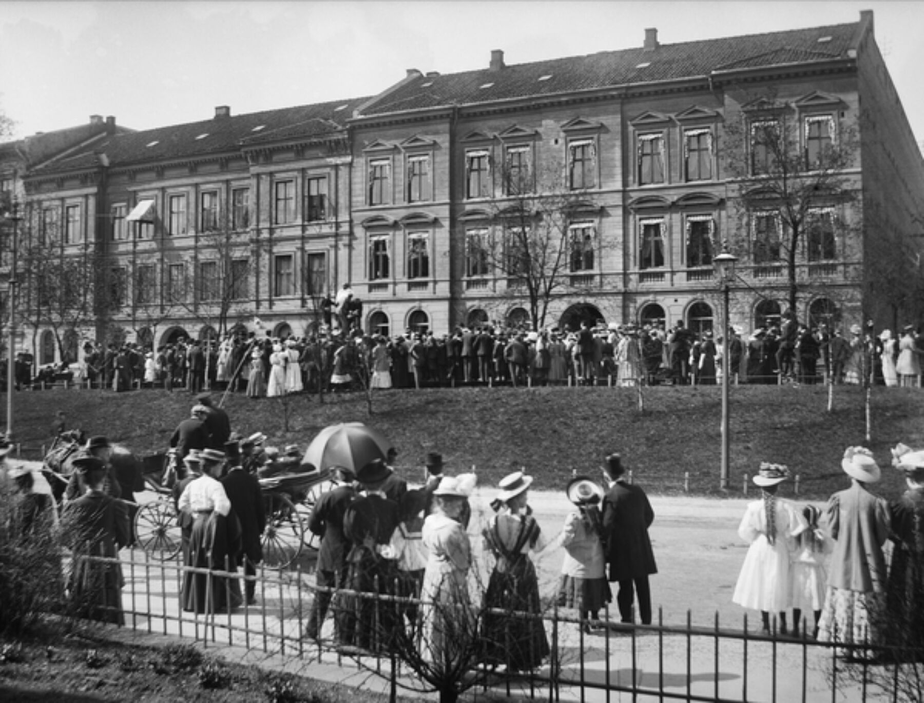 Svart-hvitt foto av menneskemengde. Foto.