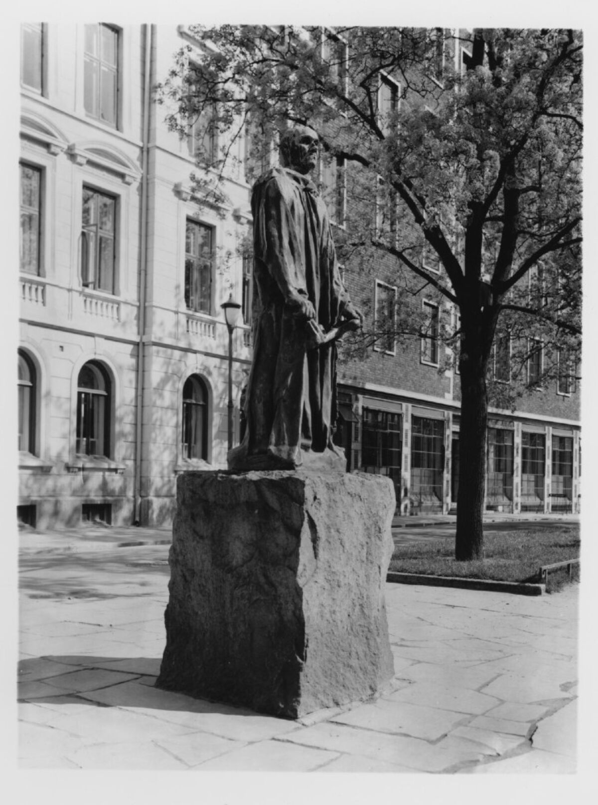 Skulptur av mann. Sort / hvitt fotografi.