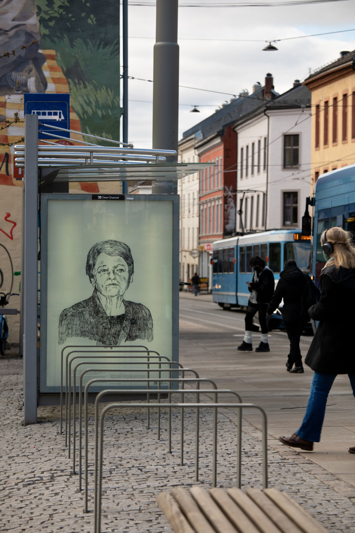 Et trikkestopp med en tegning av en kvinne. Foto.