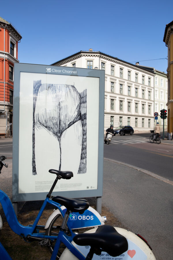 Sykkelstativ med en innglassert tegning. Foto.