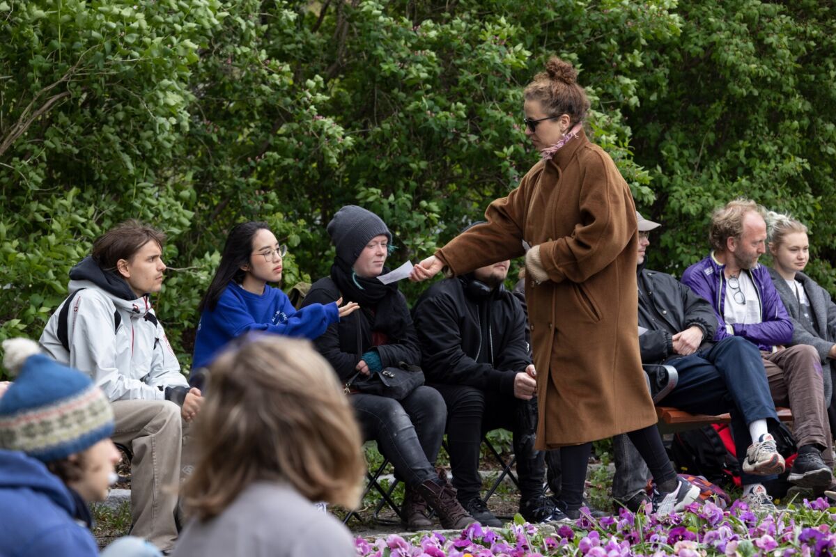 En person gir en av publikummerne en lapp. Foto.