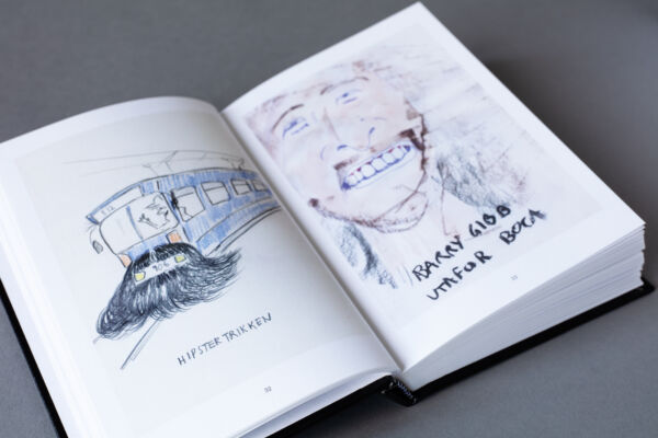 To sider i en bok med tegninger. Foto.