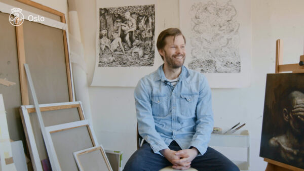 Stillbilde fra film. Portrettfoto av kunstner Johannes Høie i sitt atelier.