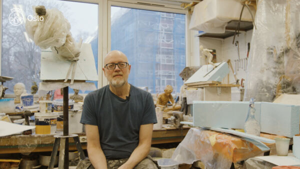 Stillbilde fra video. Portrett av kunstneren Gisle Harr.