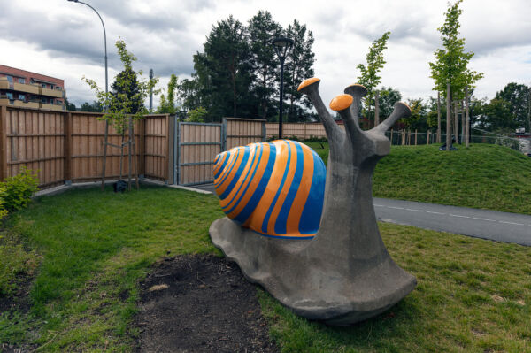 Foto av lekeskulptur formet som en snegle.