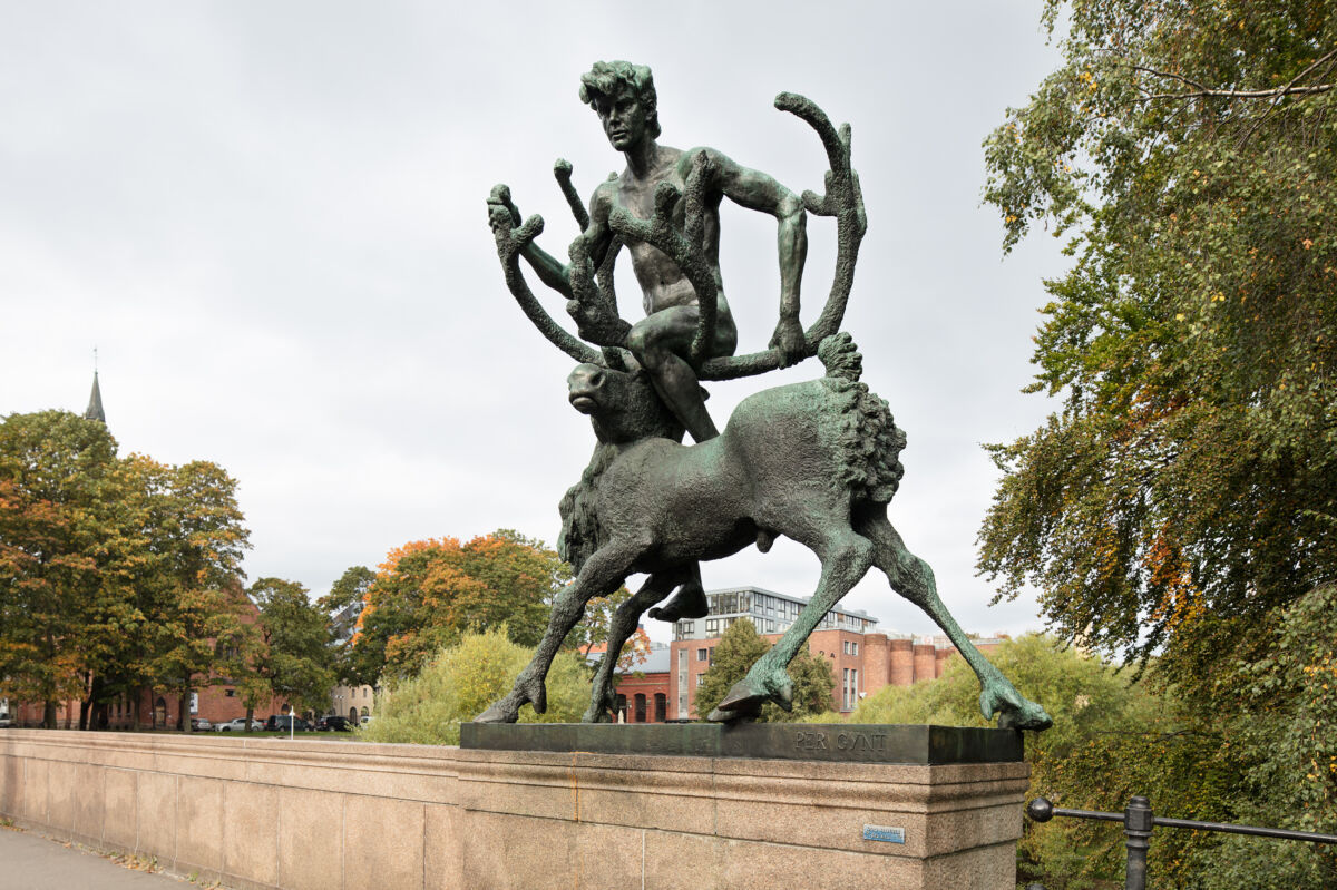 Skulptur av mann på reinsdyr. Foto.