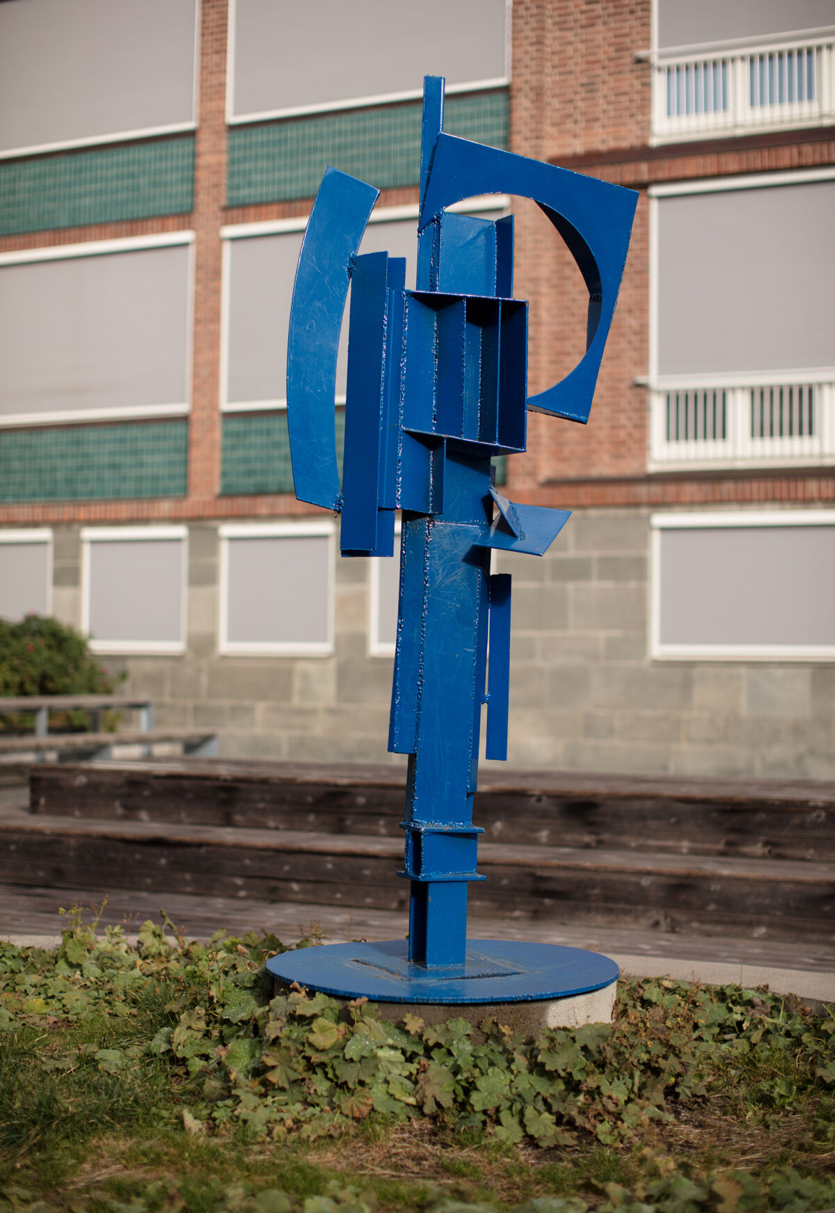 Nonfigurativ skulptur laget av Jørleif Uthaug. Foto.