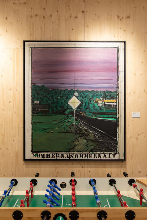 Maleri av Leonard Rickhard i rosa og grønt på vegg. Foto