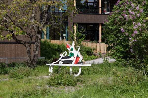 Foto av Ida Ekblads skulpturbenk i grøndtområde ved Tåesenhjemmet. Foto