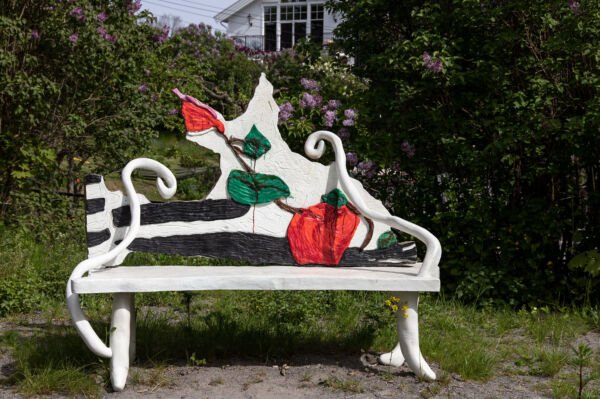 Foto av Ida Ekblads skulpturbenk i grøndtområde ved Tåesenhjemmet. Foto