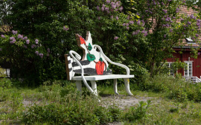 Foto av Ida Ekblads skulpturbenk i grøndtområde ved Tåesenhjemmet. Foto