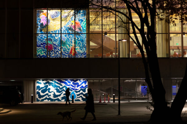 Foto av Tøyenbadet utenifra på kveldstid.