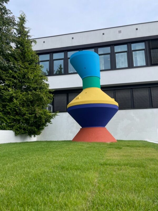 Foto av Knut Henrik Henriksens kunstverk utenfor Stovner skole.