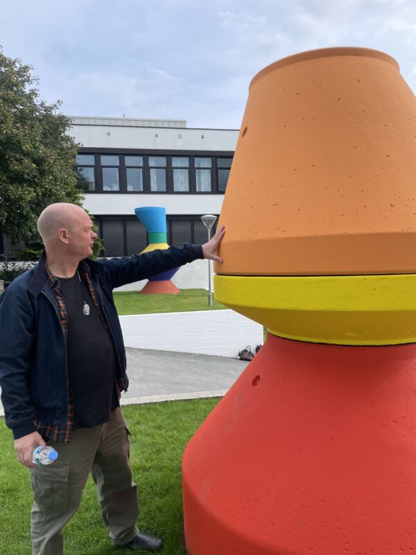 Foto av Knut Henrik Henriksens kunstverk utenfor Stovner skole.