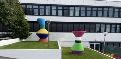 Foto av Knut Henrik Henriksens kunstverk utenfor Stovner skole.