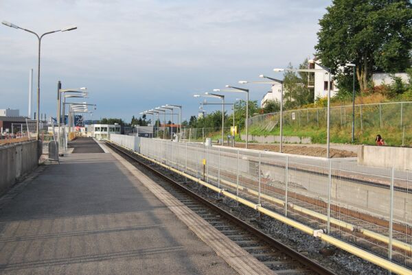 Foto av en øde t-banestasjon på Vollebekk.