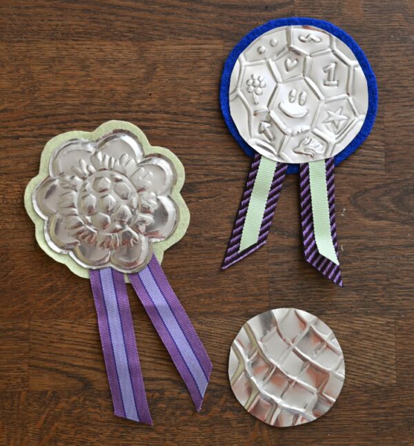 Foto av medaljer man kan lage på workshop med Lotta Grimborg